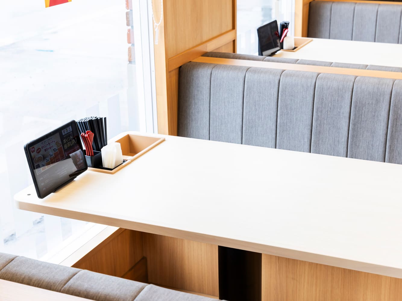 お客様に気持ちよくお食事いただけるよう、テーブルの広さや質感にこだわりました。