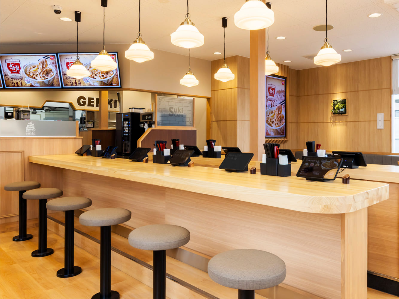 壁やカウンターに明るい色の木材を使用することで、ぬくもりを感じられる空間を創りました。