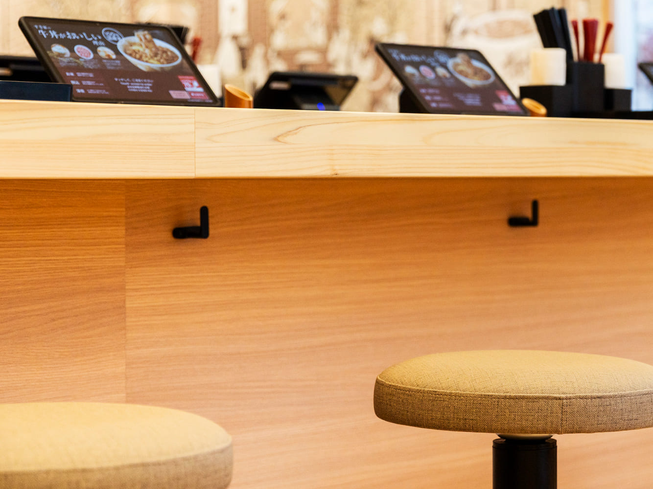 気兼ねなく食事を楽しめるように、お荷物を掛けられるフックがカウンター席に設置されています。